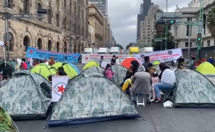 Artesanos bloquean el Eje Central; piden regresar a vender en Reforma