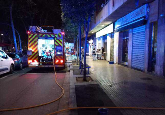 Varios heridos graves y treinta vecinos evacuados tras el incendio en un piso