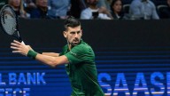 Djokovic llega a su triunfo 200 bajo techo y avanza a semis en Atenas