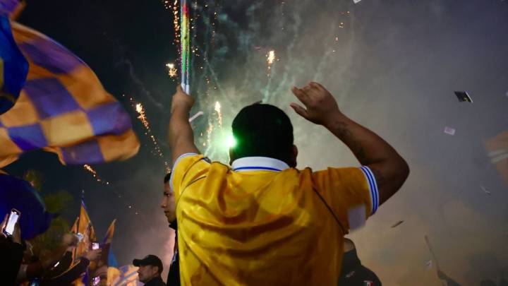 Afición de Tigres recibe al plantel con pirotecnia y cánticos rumbo a la Vuelta ante Xolos