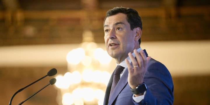 Juanma Moreno reclama un “gobierno se ponga a trabajar” y “se deje de politiqueo” en Comunidad Valenciana