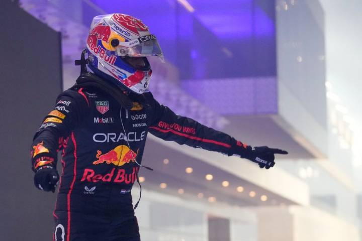 McLaren's botched strategy call helps Verstappen win Qatar GP as F1 title fight goes to final race