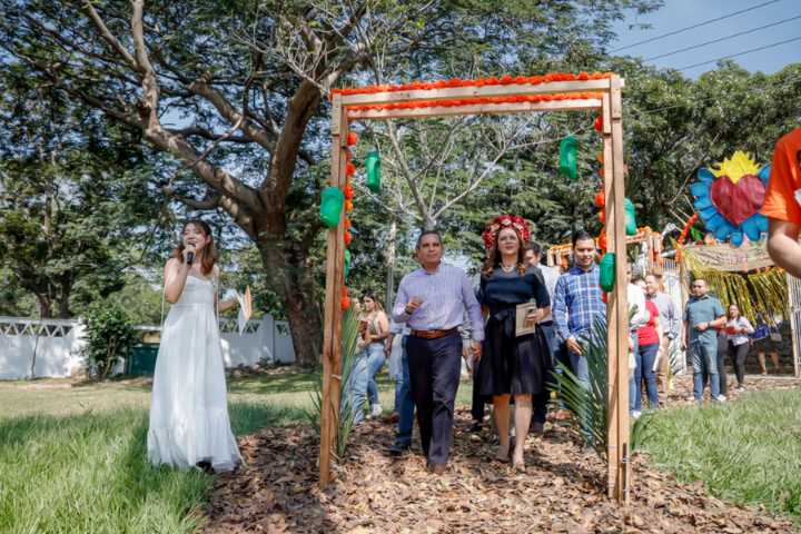 Estudiantes de artes visuales realizan una danza dorada sobre la muerte en El Cóbano