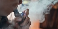 Vapeo diario en adolescentes: la adicción que se duplica, nuevos perfiles sociales y la urgencia de respuestas regulatorias