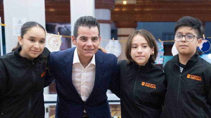 Dona sueldo Miguel Flores a jóvenes que van a mundial de robótica
