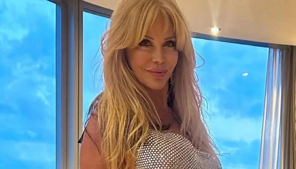 Alfano se pusó un maxivestido a los 72 años y mostró de más