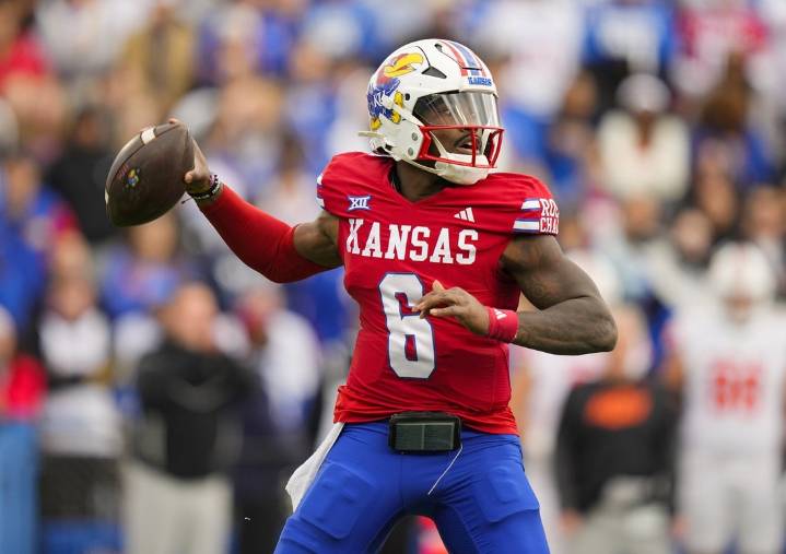Deadspin | Struggling Kansas, Arizona battle for bowl eligibility