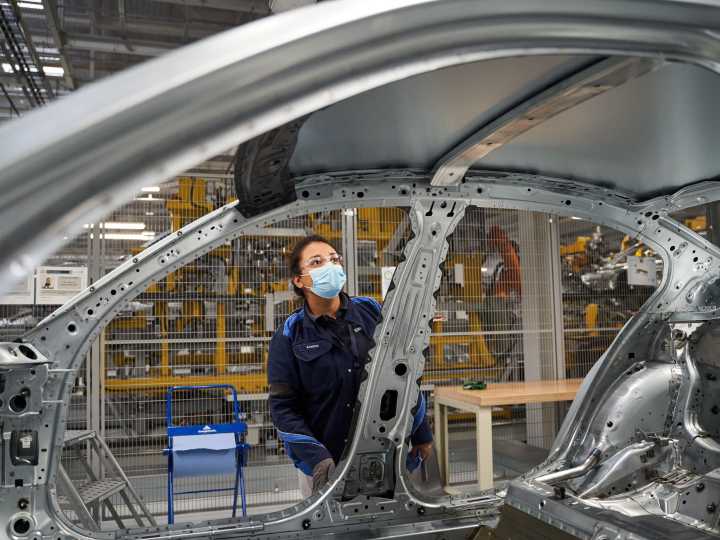 Alerta de la UIA: la actividad industrial cayó en el último año y  está peor que en 2022