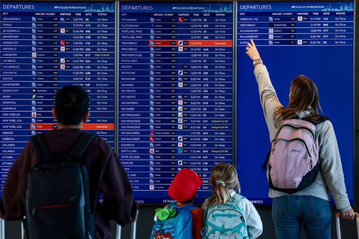 Los aeropuertos de EE UU afectados por el cierre del Gobierno de Trump recuperarán la normalidad antes de Acción de Gracias
