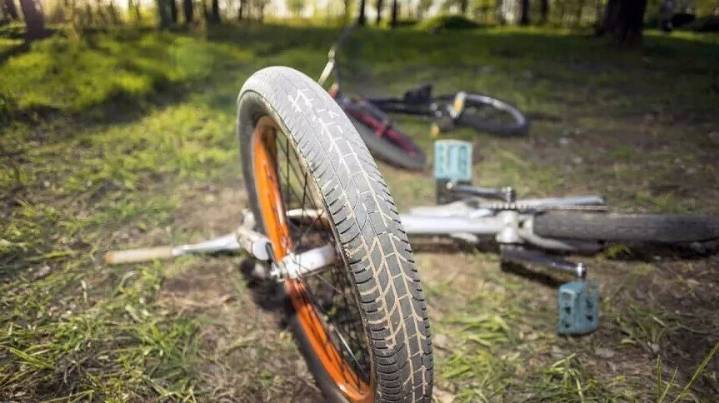 Hallan a un ciclista muerto tirado en un charco de sangre en un camino rural
