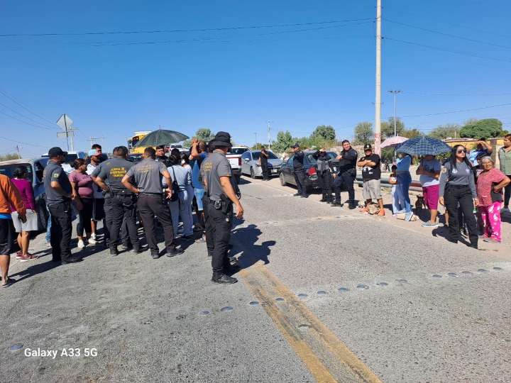 Madres de familia de primaria donde falleció un menor bloquean la carretera a La Cuchilla