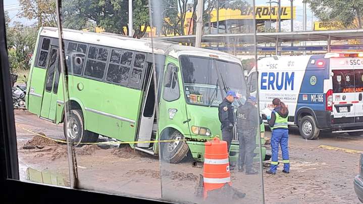 Cae camión a socavón en avenida del Imán