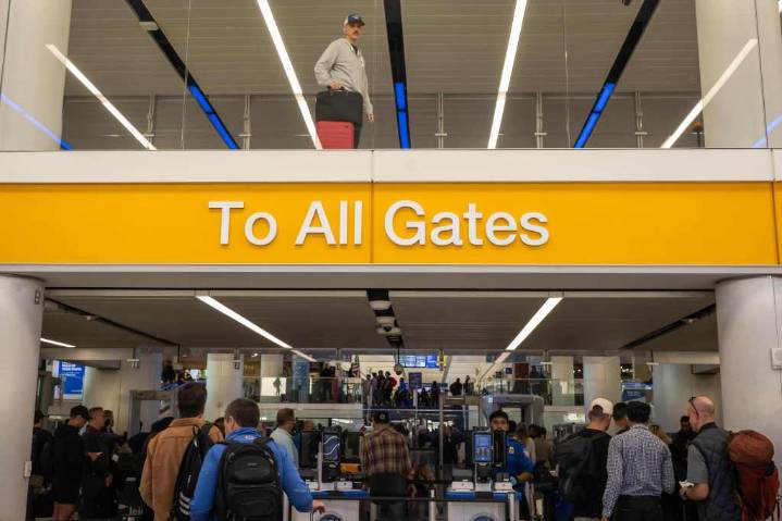 Weekend flight delays, cancellations, climb in Southern California, as government shutdown drags on