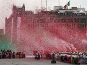Mexicanos celebran aniversario 115 del inicio de la Revolución