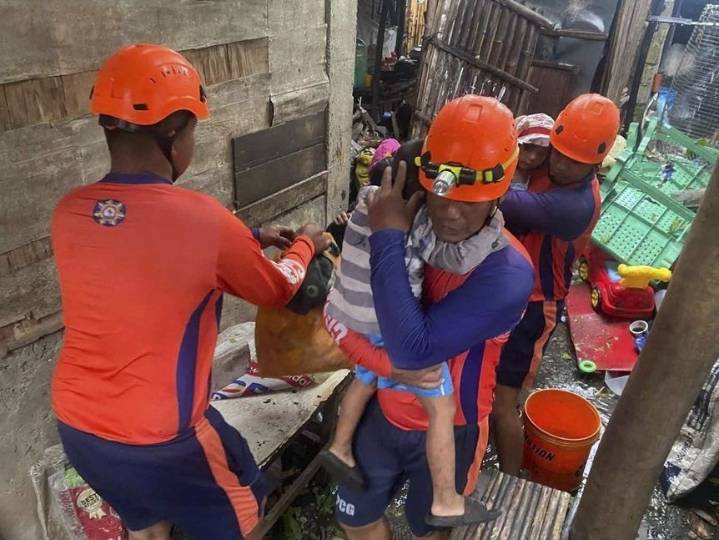 Super Typhoon Fung-wong slams into Philippines