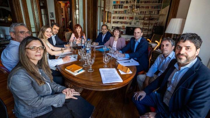 La expresidenta Cristina Kirchner recibió a nueve economistas en su casa