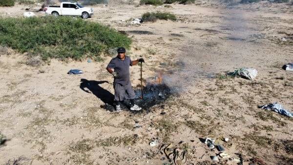 Sorprenden al “Cochino de la Semana” quemando llantas
