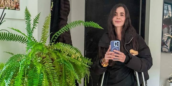 Laura de León aparece en muletas y causa preocupación entre sus seguidores: “Siempre hay una primera vez”