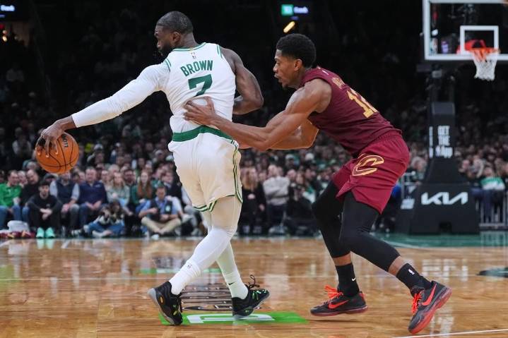 Jaylen Brown scores 30 as Celtics snap Cavaliers' win streak