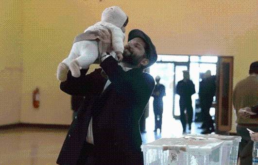 Boric votó con su hija Violeta: “Chile es una familia, que por más allá de diferencias legítimas que tengamos, vamos a estar juntos siempre”