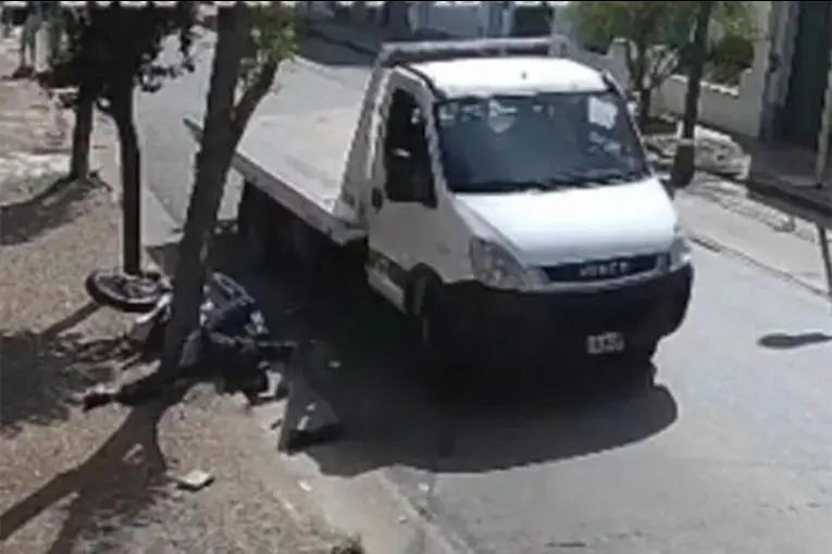 Video: tras discusión de tránsito, camionero chocó y mató a un motociclista