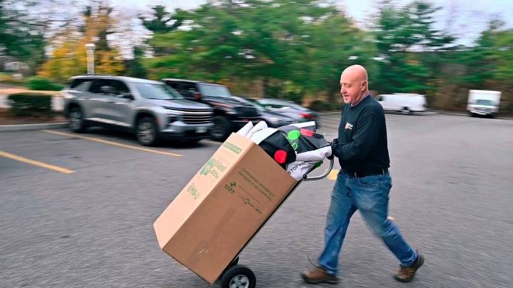 'It makes me feel good:' LI volunteers say delivering food to the needy is its own reward