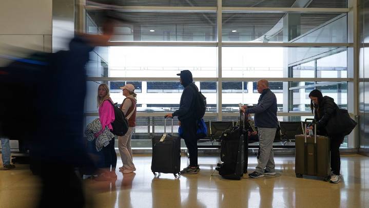 U.S. airlines' daily cancellations exceed 2,700 as shutdown impact extends