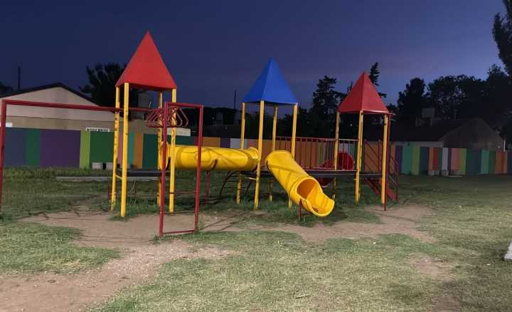 Dos adolescentes robaron partes de un tobogán de una plaza