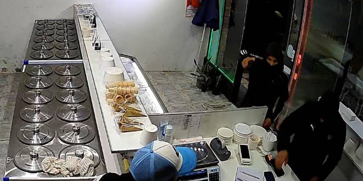 Terror en Tolosa: dos hombres armados entraron a una heladería y simularon dispararle a un empleado
