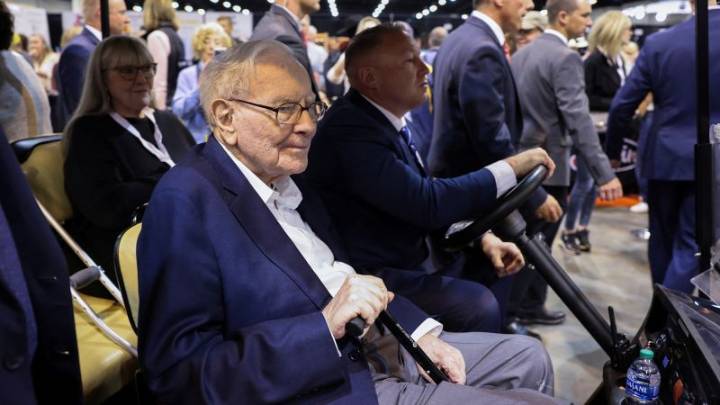Berkshire profit rises, cash soars to record