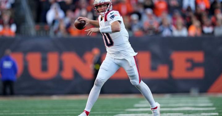 Patriots go for 10th straight win Monday night when they face Giants team that has lost 6 in a row