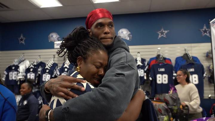 Dallas Cowboys' CeeDee Lamb surprises North Texas families with Thanksgiving groceries