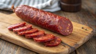 Ni Extremadura ni Castilla: el mejor chorizo artesano del mundo lo hace un carnicero del mercado central de Logroño