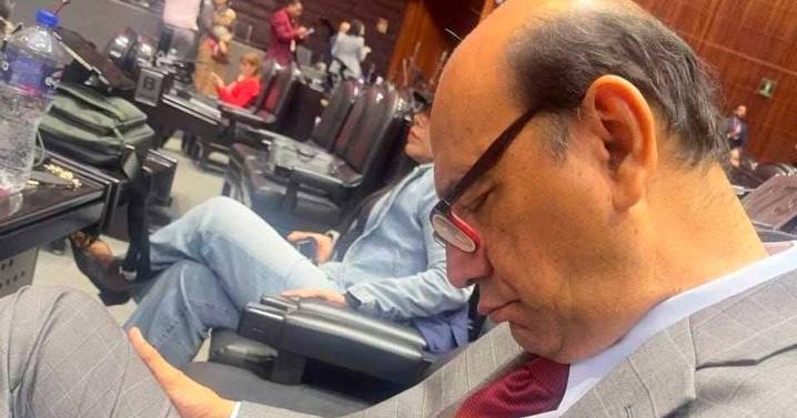 Video: 'Sí soy yo, pero en otra sesión': Diputado de Morena aclara foto viral dormido