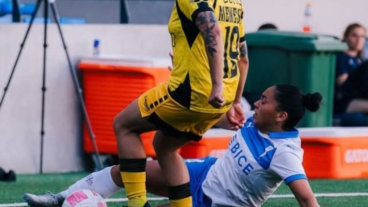 VIDEO. Una patada alevosa que termina en autogol: el surrealista tanto en el duelo entre la UC y Coquimbo Unido por los playoffs del fútbol femenino