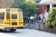 Se reanudan las clases en escuela tras una presunta fuga de gas