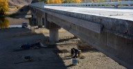 El ministro Luis Caputo informó que se finalizó la obra del puente en La Rinconada