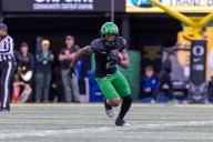 Oregon receiver Gary Bryant Jr. suffers apparent right leg injury against Iowa