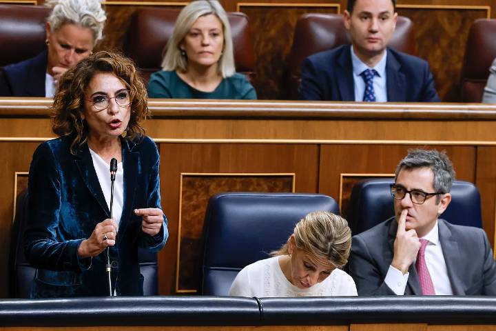 Montero impone a las CCAA una senda de déficit y una regla de gasto que no cuadran y son incompatibles entre sí