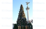 Colocan mega árbol de Navidad en Plaza del Ángel