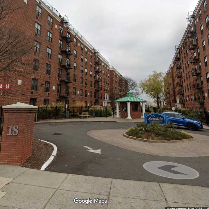 Teen, 19, crashes car into woman on Staten Island, NYC cops say