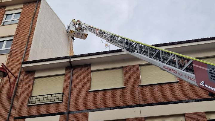 Los bomberos despliegan una gran grúa para rescatar a una gata en Obispo Almarcha en León