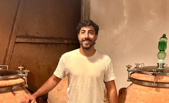 Un microbiólogo argentino especializado en vino