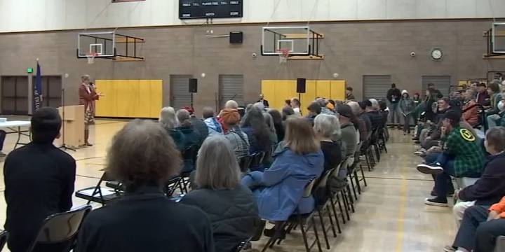 Rep. Maxine Dexter faces questions on government shutdown at Portland town hall