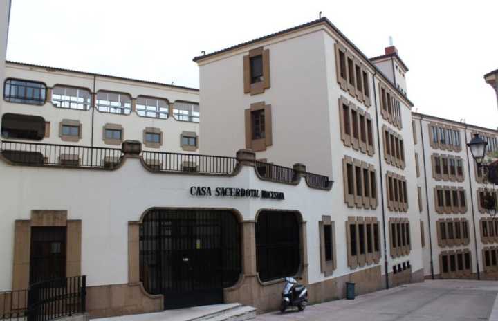 Piden cuatro años de cárcel para una mujer por robar 1.250 euros en la Casa Sacerdotal de Oviedo