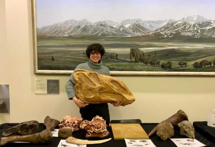 Paleontóloga mexicana Daniela Barrera busca inspirar a niños y niñas con su trabajo