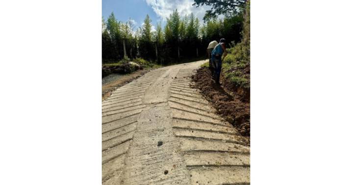 Construyen 300 metros de placa huella en municipio turístico del Eje Cafetero: comunidad beneficiada aportó