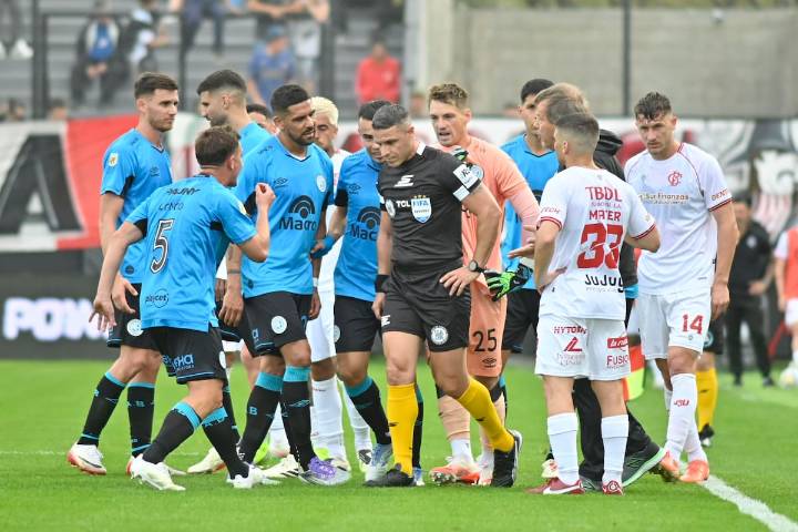 El equipo de Tapia. Barracas tiene su propio "dream team" vestido de negro: quiénes son los árbitros que más lo dirigen