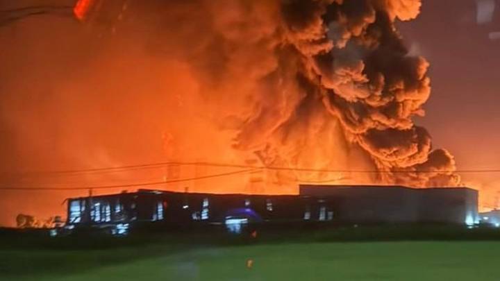 Impresionante explosión en el Polo Industrial de Ezeiza: 15 heridos "Recibimos 15 heridos", dijo Carlos Santoro, director de la Clínica Monte Grande. Agregó que "no presentan peligro de vida".