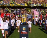 Protesta de Estudiantes: los jugadores del Pincha le hicieron el pasillo de campeón a los de Rosario Central de ‘espaldas’